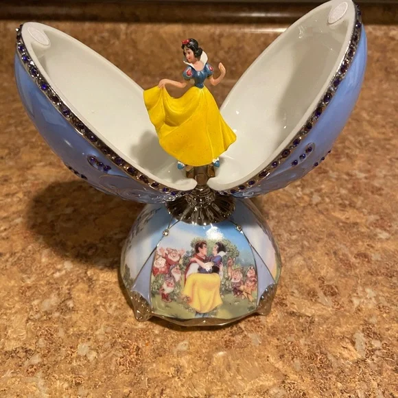 Disney, Ardleigh-Elliot “Charming Snow White “ A5098 Musical Egg Collection - Picture 12 of 12
